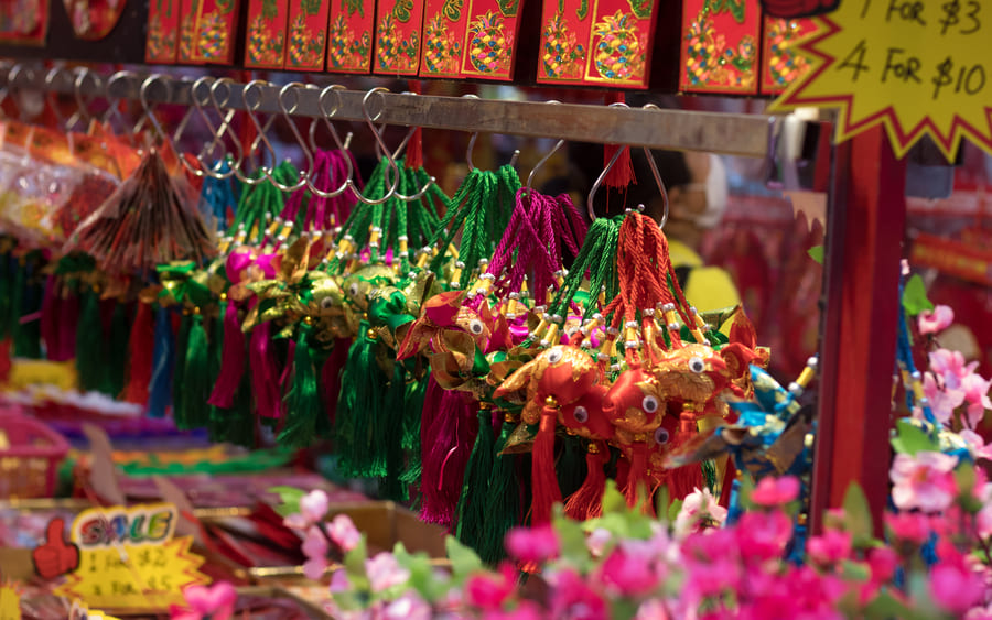llaveros de recuerdo en un mercado tradicional en china